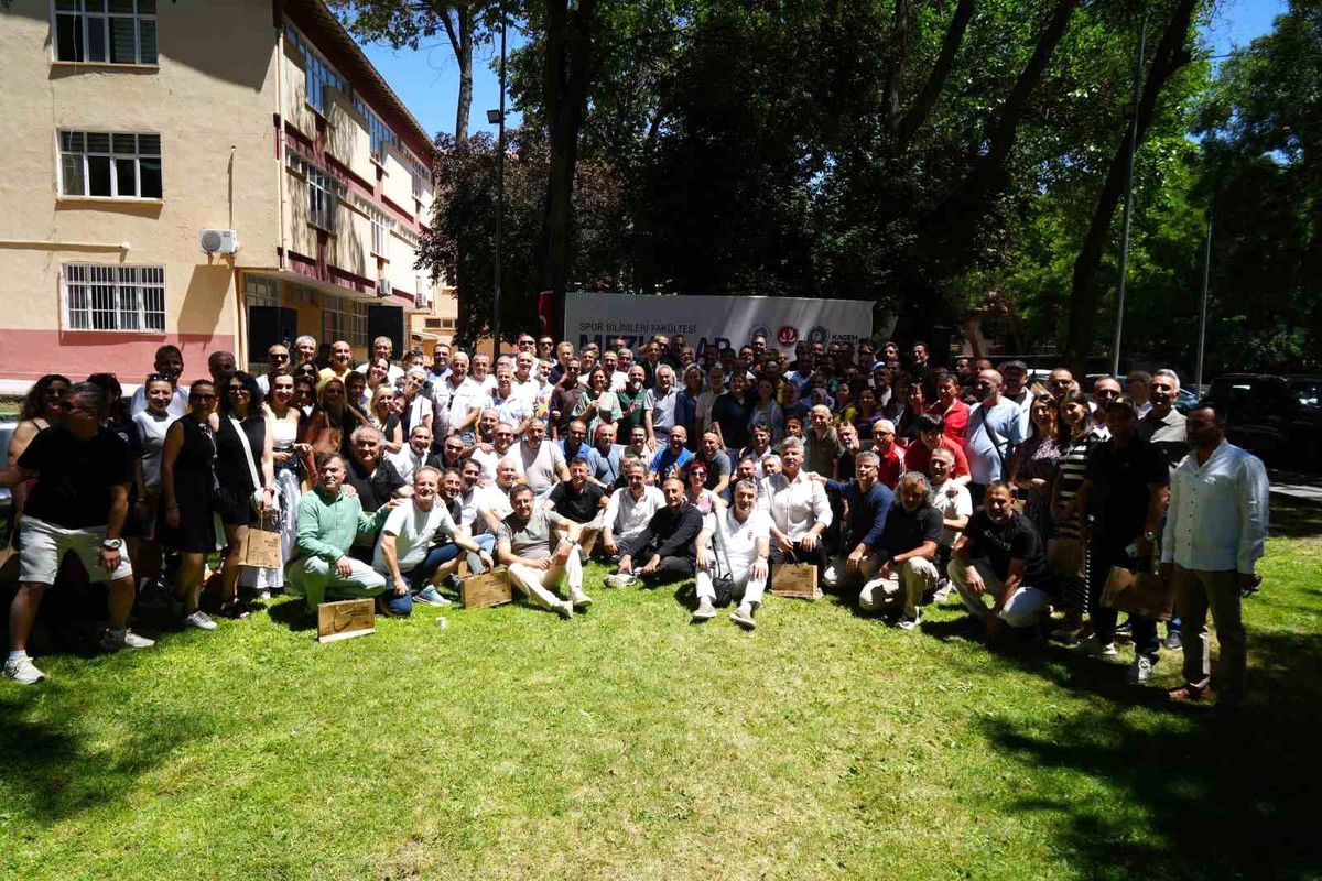 Niğde Ömer Halisdemir Üniversitesi BESYO mezunları 30 yıl sonra bir araya geldiği buluşmadan genel görüntü.
