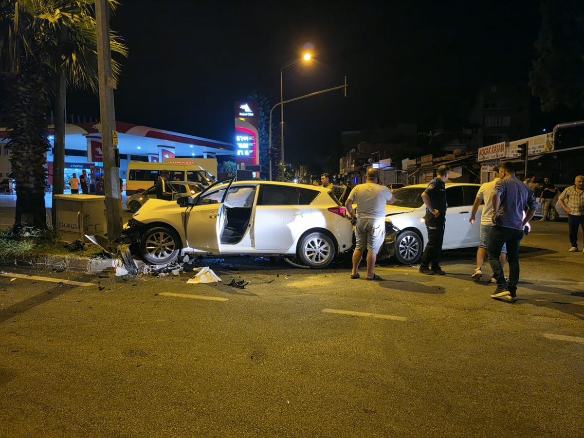 Adana Kozan'da trafik kazası sonrası olay yeri.