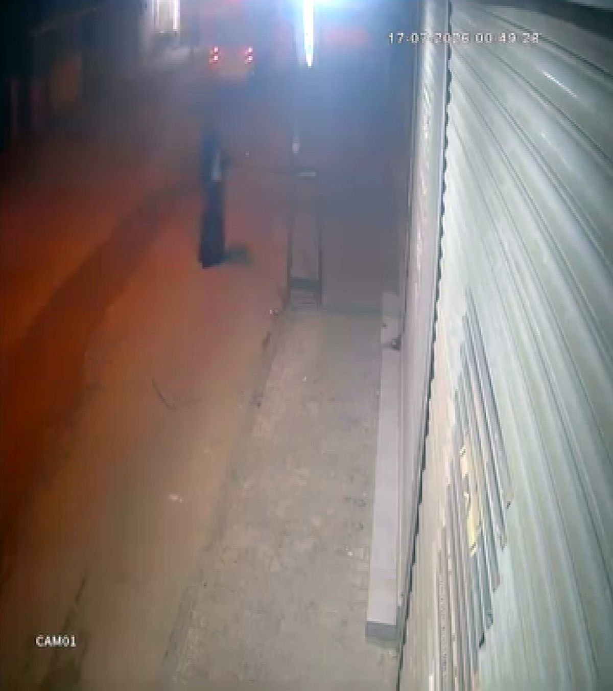 Adana'da kara çarşaflı bir şüpheli, bir iş yerine tabancayla ateş açıyor.