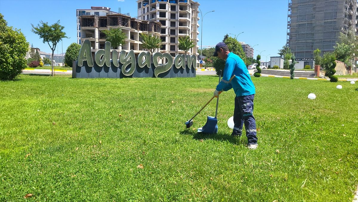 Adıyaman'da belediye işçisi boş vakitlerinde duvarları çizdiği resimlerle süslüyor