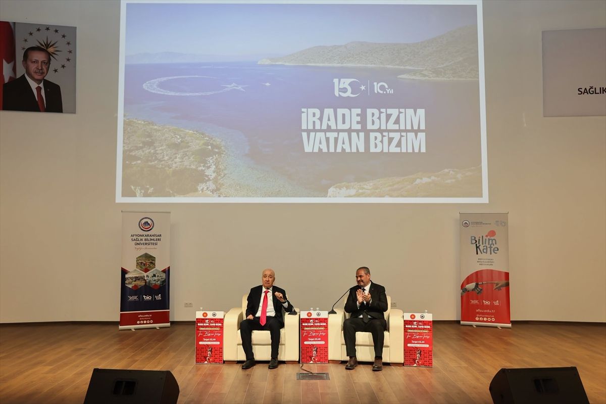 Afyonkarahisar'da 'Milletin Zaferinin 10. Yılında Tam Bağımsız Türkiye' konferansı düzenlendi