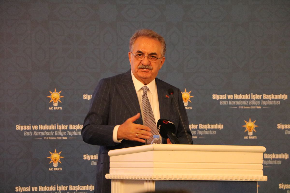 AK Parti Genel Başkan Yardımcısı Hayati Yazıcı konuşma yaparken