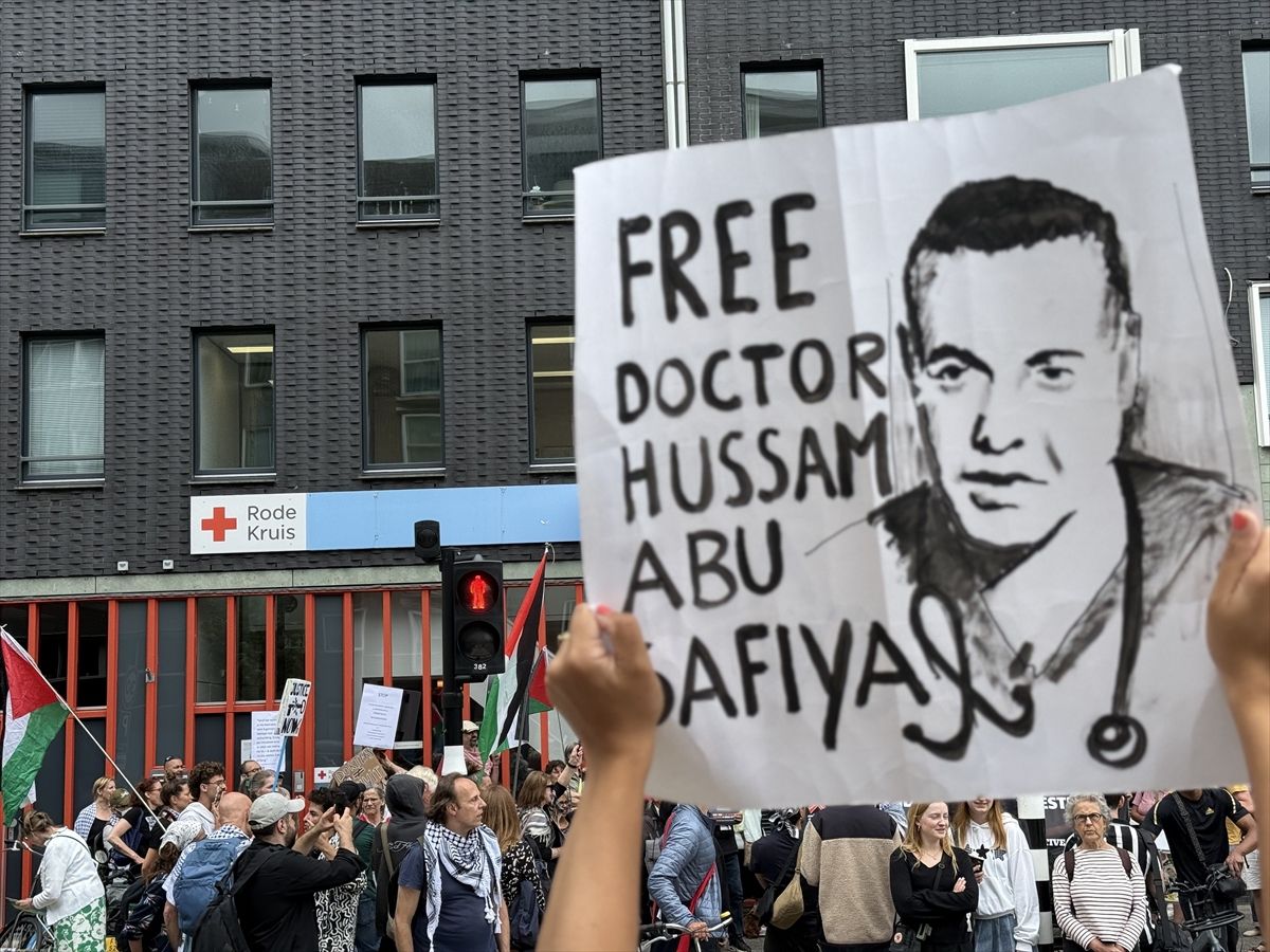 Amsterdam'da Filistinli doktor Husam Ebu Safiyye için düzenlenen destek gösterisinden bir görüntü.