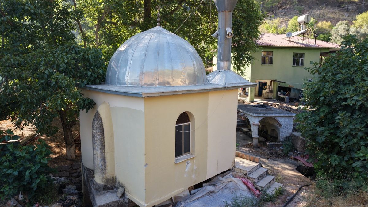 Anamur'da doğal güzelliklerin ortasında bulunan cami dronla görüntülendi