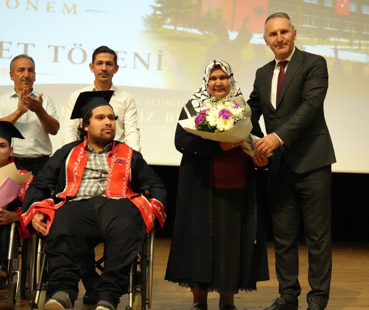 Yüzde 91 engelli Abdulsamet Sert, Erciyes Üniversitesi Tarih Bölümü'nden ikincilikle mezun oldu.