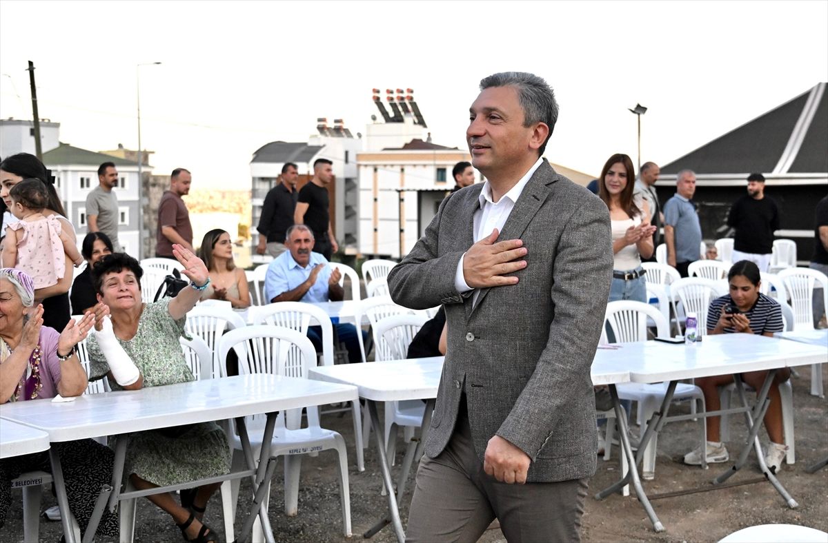 Antalya'da düzenlenen aşure programında Vali Hulusi Şahin'in de yer aldığı bir topluluk.