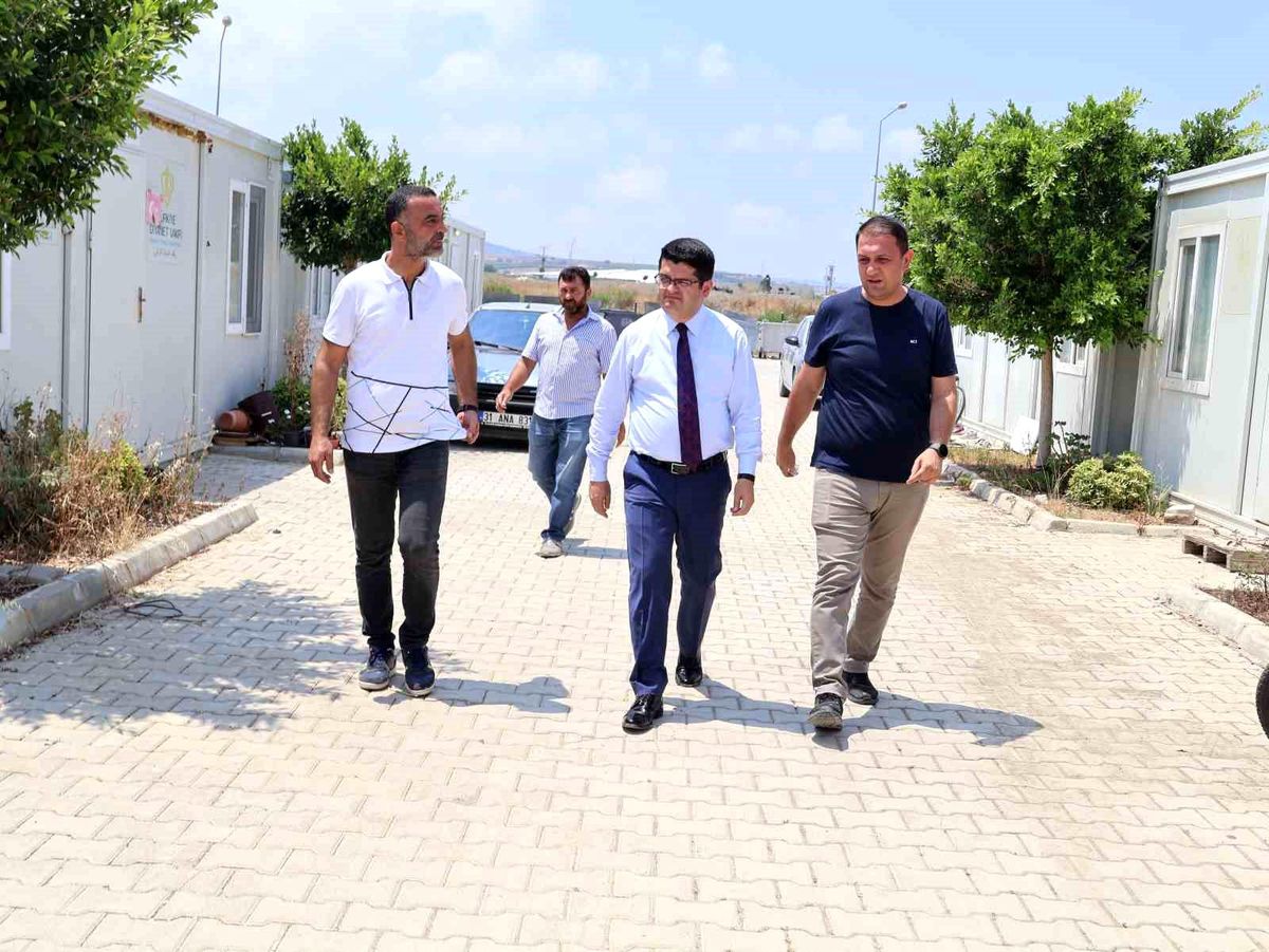 Arsuz'da konteyner kentlerin tahliyesiyle ilgili vatandaşlarla bir araya gelindi