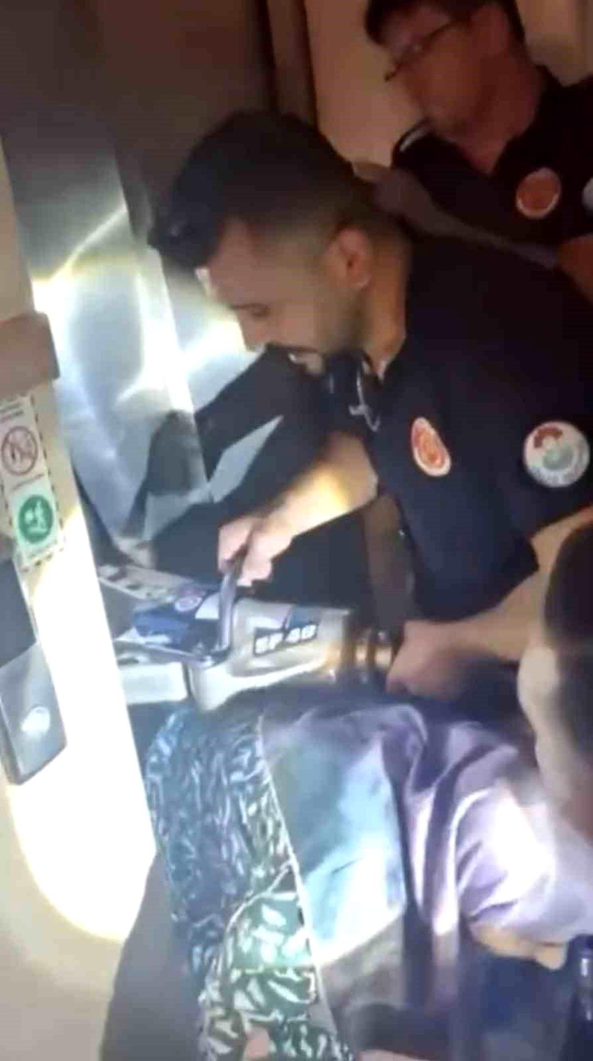 Yalova'da arızalanan asansörde mahsur kalan 9 kişi, itfaiye ekipleri tarafından kurtarıldı.