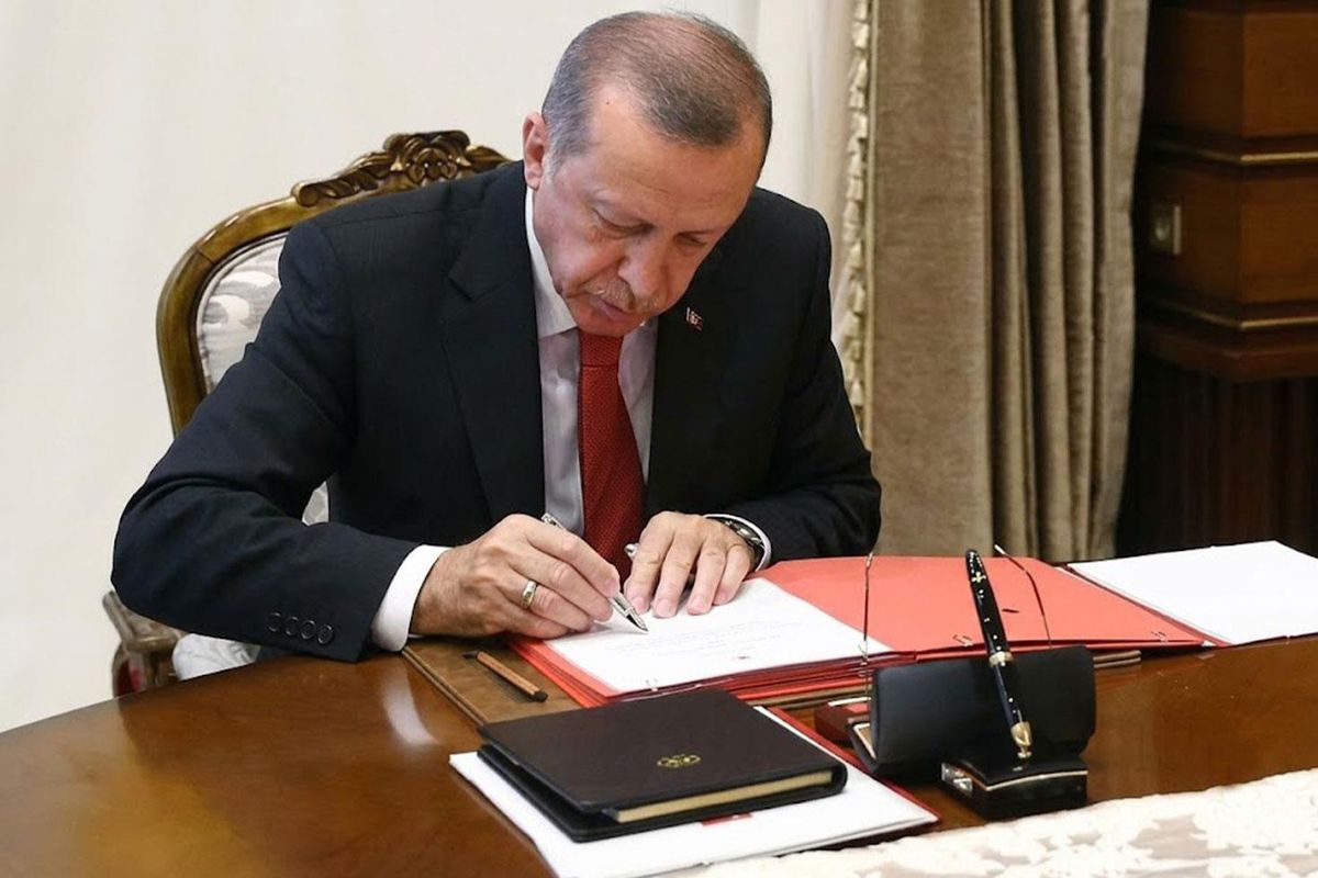 Resmi Gazete'de yayımlanan atama ve görevden alma kararlarını gösteren bir görsel.