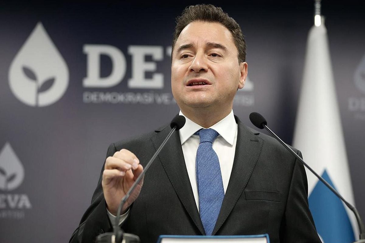 DEVA Partisi Genel Başkanı Ali Babacan konuşma yaparken