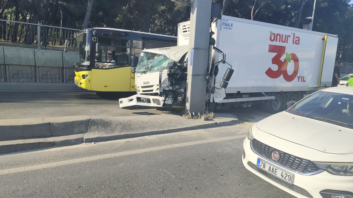 Bahçelievler'de Kamyonet Yönlendirme Direğine Çarptı: 1 Yaralı