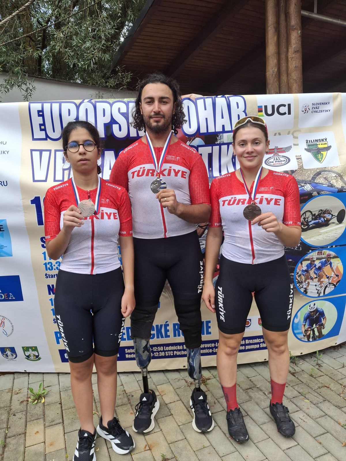 Para bisiklet sporcuları madalya töreninde.