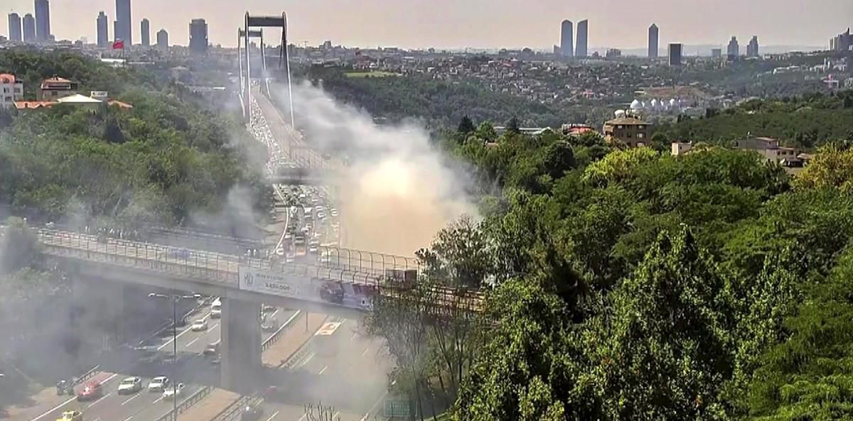 Beykoz'da kamyonet alev alev yandı