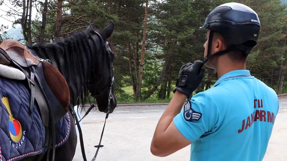 Abant Gölü Milli Parkı'nda devriye gezen atlı jandarma timleri.