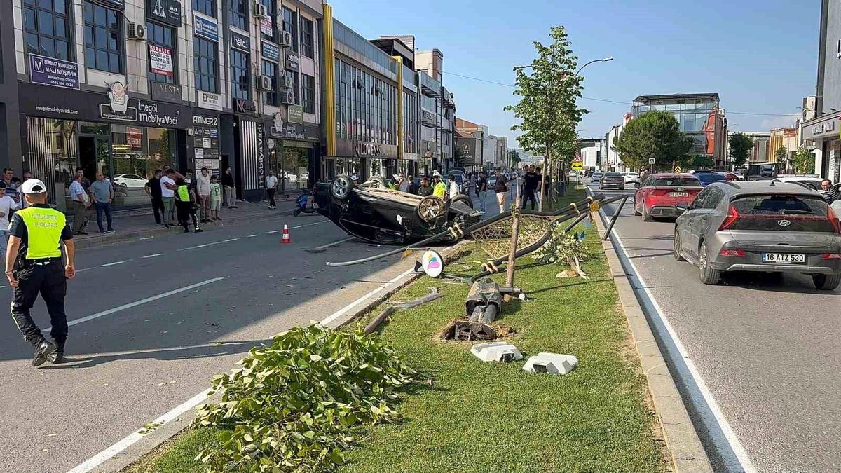 İnegöl'de takla atan otomobil kazası sonrası çekilmiş bir fotoğraf.