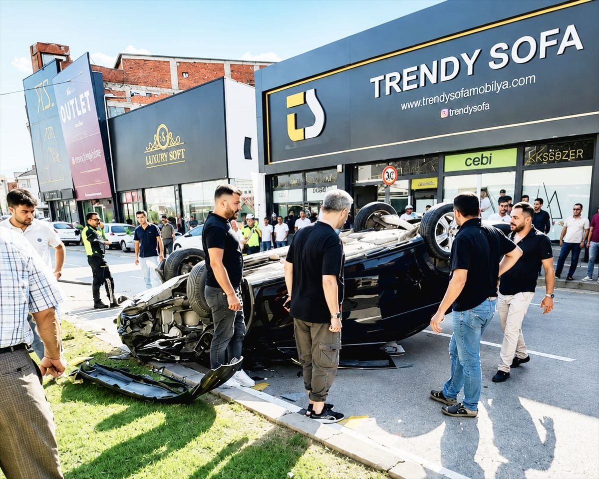 Bursa'da otomobilin devrilmesi güvenlik kamerasına yansıdı