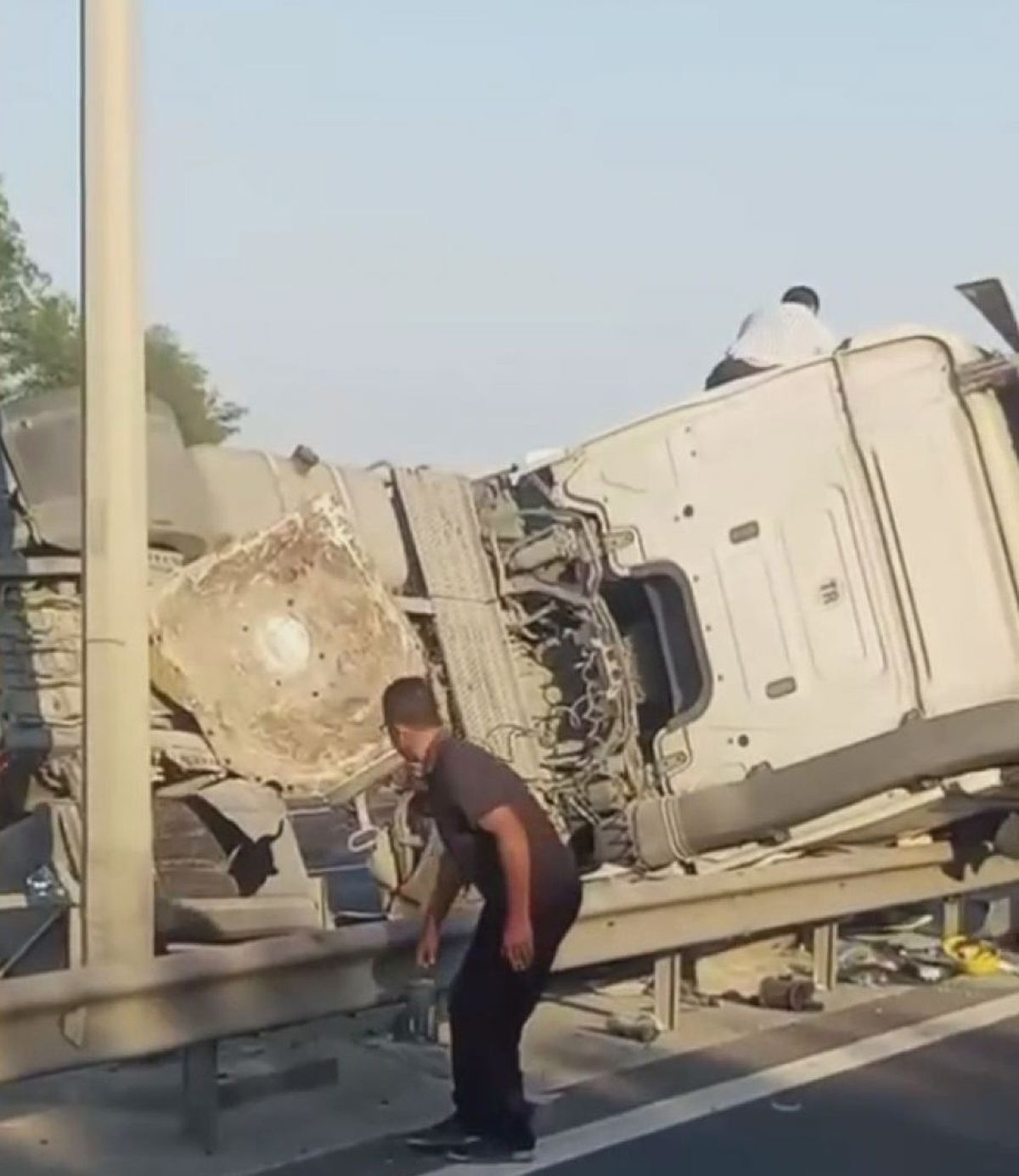 Büyükçekmece TEM Otoyolu'nda devrilmiş beton tankeri.