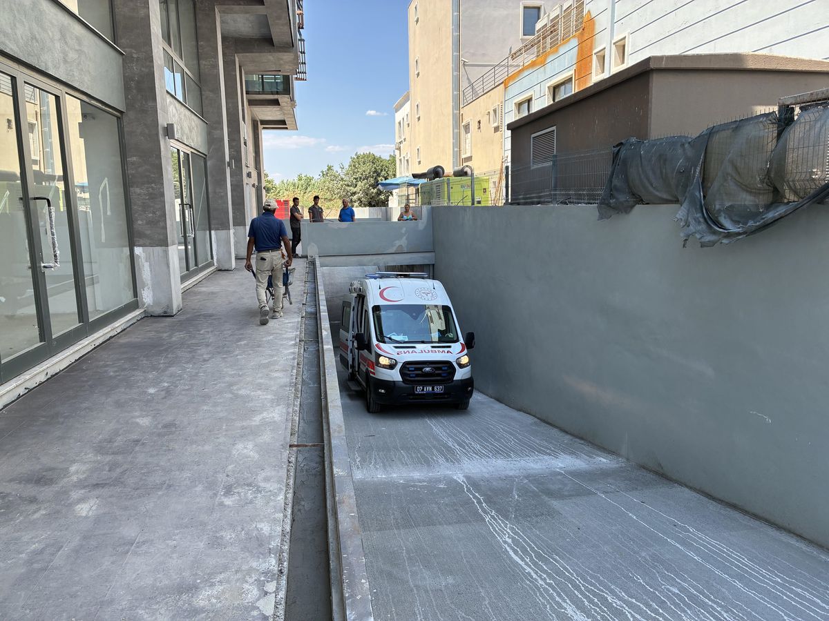 Antalya'da su deposunda mahsur kalan işçilerin kurtarılma anı.