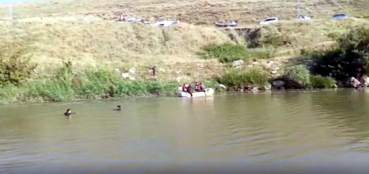 Muş'ta Kocasu Çayı'na düşen kardeşlerden birinin cansız bedenine ulaşıldı, diğeri aranıyor.