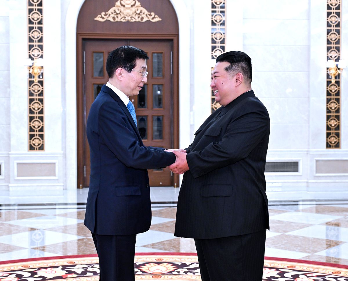 Çin'in üst düzey siyasi danışmanı Wang Huning, Kuzey Kore lideri Kim Jong-un ile bir araya geldi.