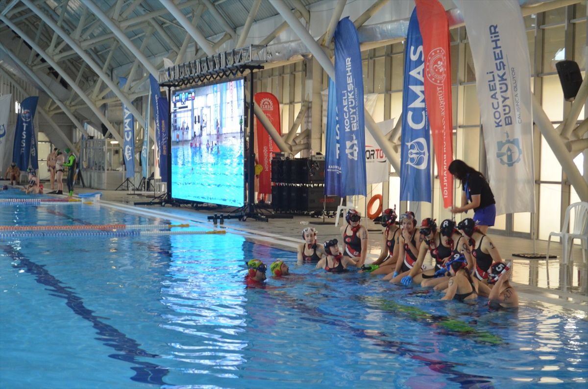 Sualtı Hokeyi Yaş Grupları Dünya Şampiyonası'nda sporcular mücadele ediyor.