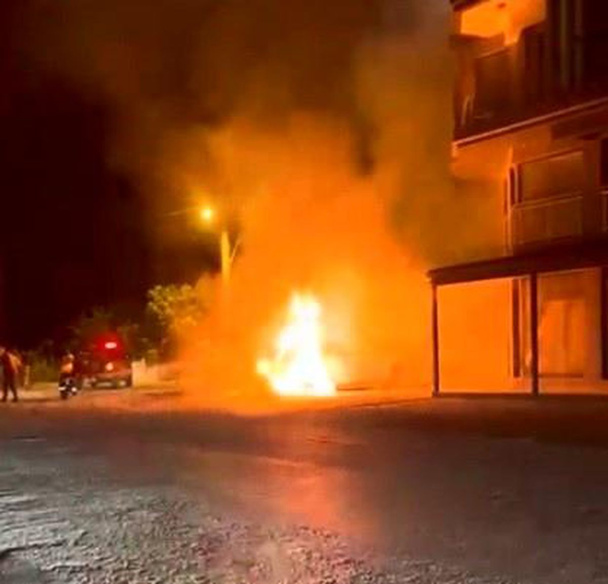 Dalaman'da park halindeki elektrikli bir araçta çıkan yangın, itfaiye ekiplerinin müdahalesiyle söndürüldü.