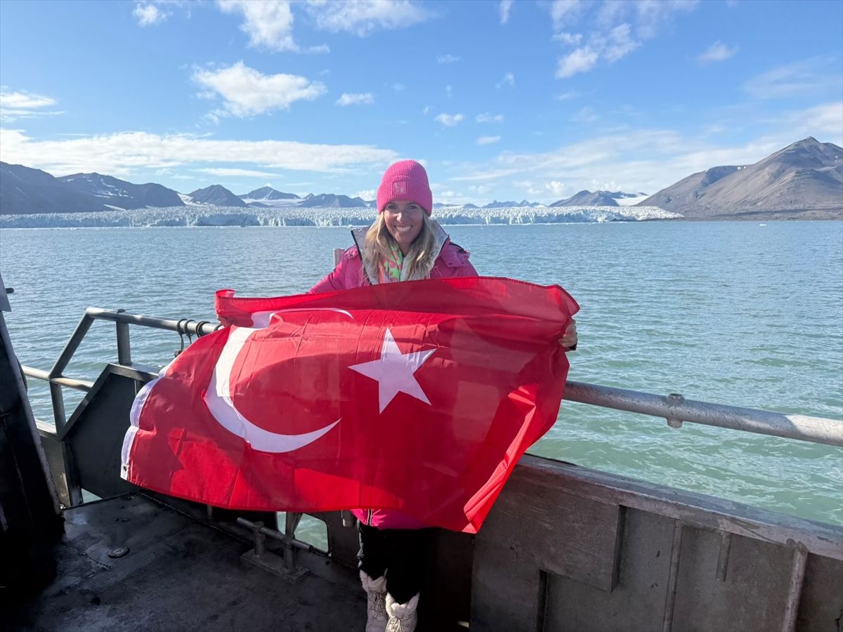 Deniz Kayadelen, Kuzey Kutbu'nda yüzen ilk Türk olarak tarihe geçti