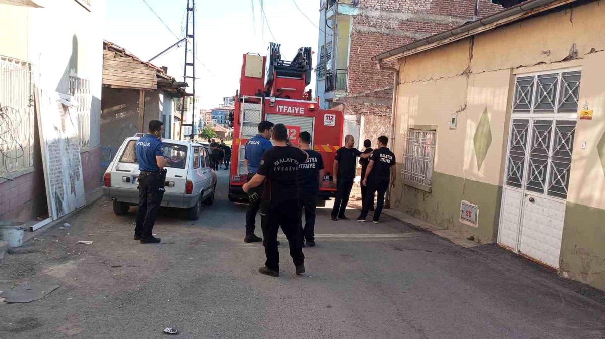 Malatya'da meydana gelen 5.0 büyüklüğündeki deprem sonrası hasar gören ev.
