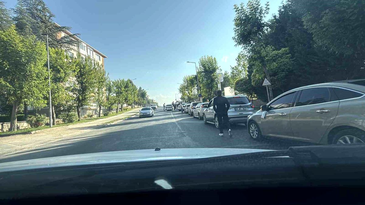 Eskişehir'de bir düğün konvoyuna ait araçların hastanenin acil servis girişini kapattığı görüldü.
