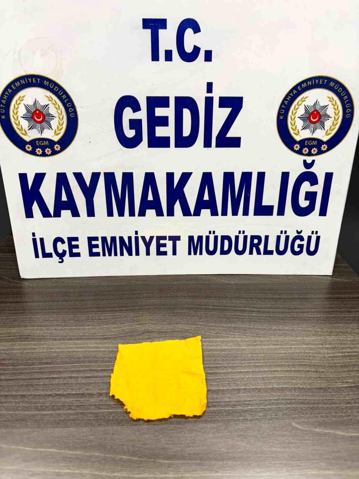 Kütahya'da polis tarafından yapılan uyuşturucu operasyonunda ele geçirilen A4 kağıtları.