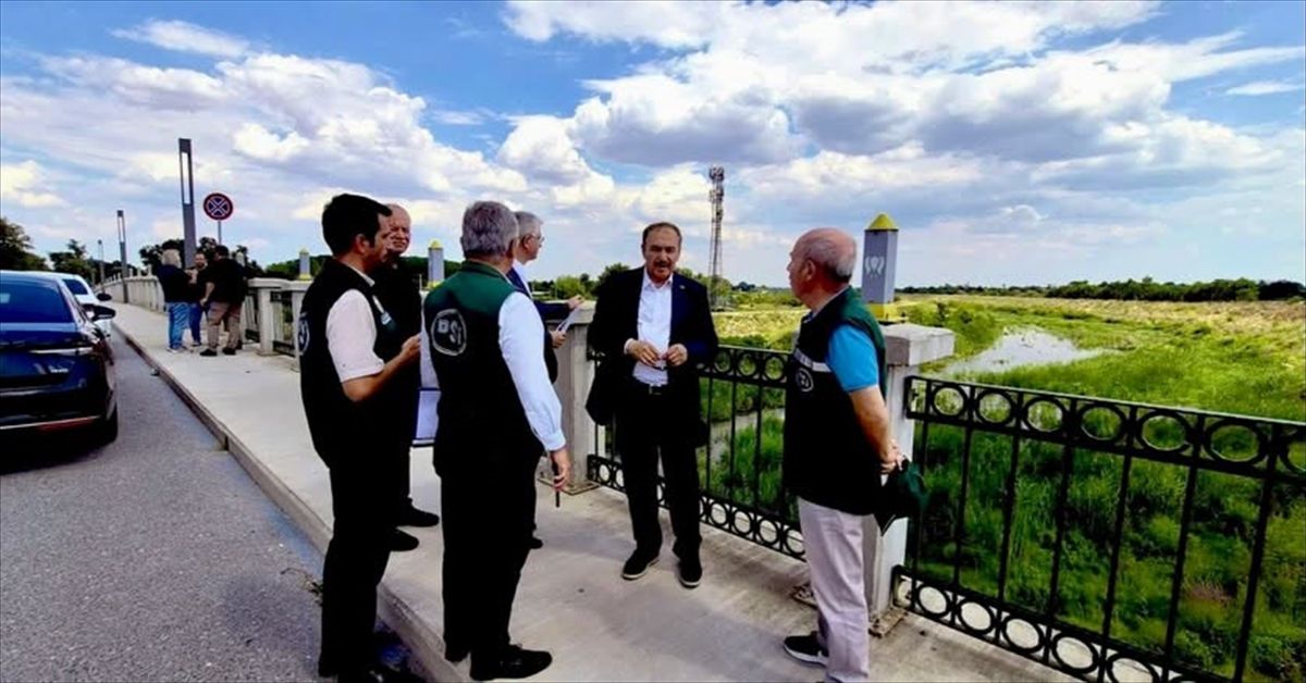 Eski Orman ve Su İşleri Bakanı Veysel Eroğlu, Kanal Edirne'de inceleme yaparken.