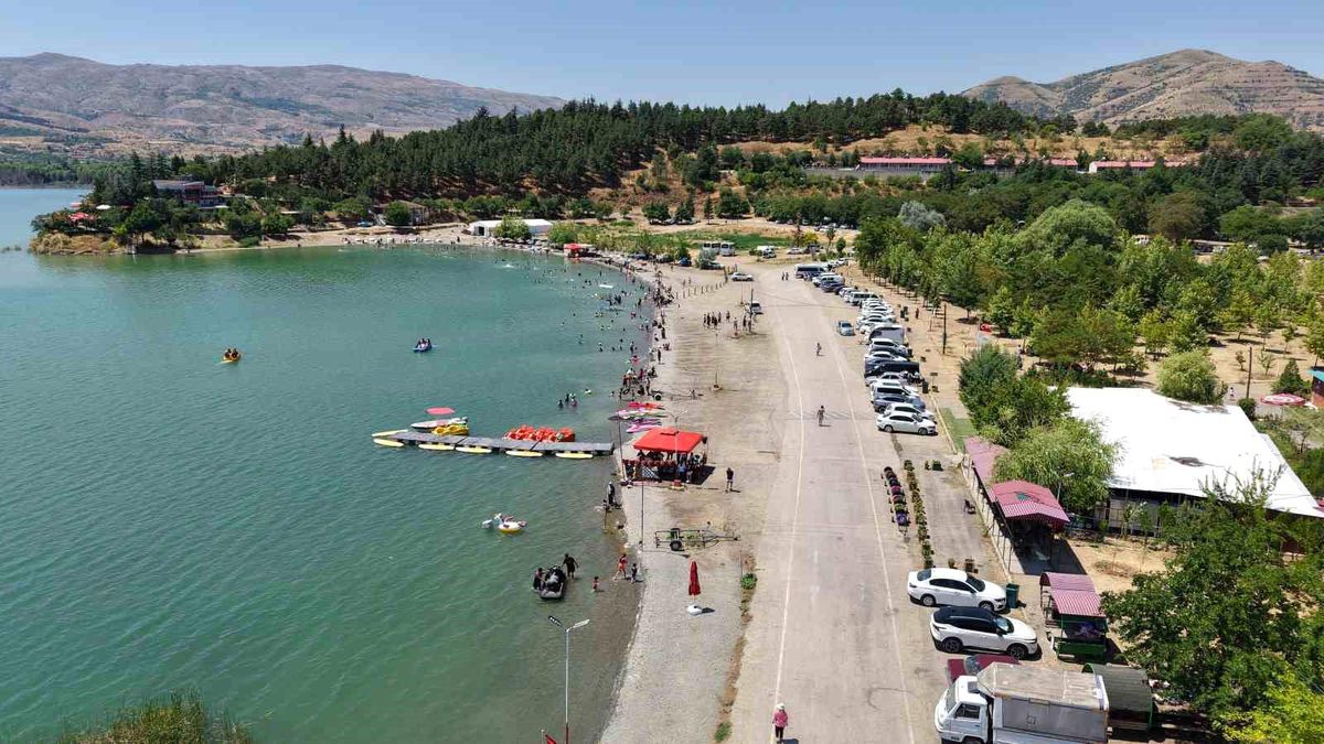 Ege ve Akdeniz sahillerini aratmayan görüntüler: Doğu'nun saklı denizi tatilcilerin akınına uğradı