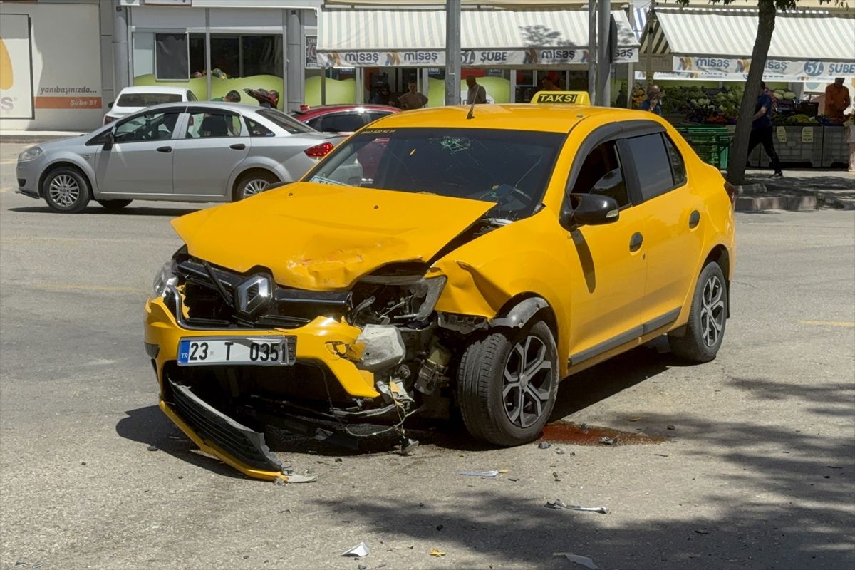 Elazığ'da otomobil ile taksinin çarpıştığı kazada 6 kişi yaralandı