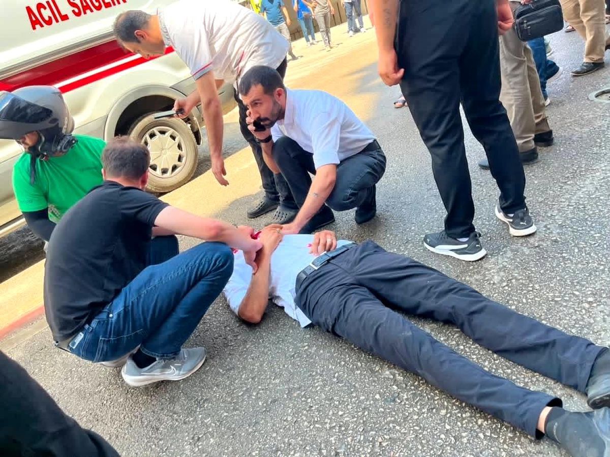 Elazığ'da trafik kazası sonrası yaralı yayanın ambulansa taşınması.