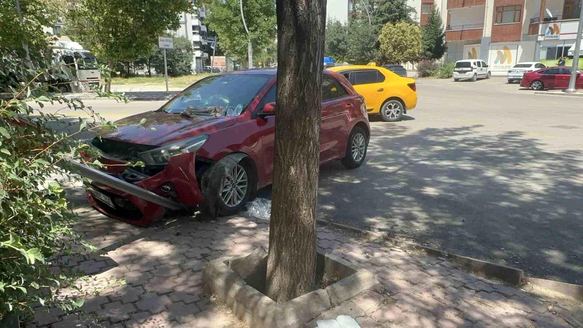 Elazığ'da taksi ve otomobil çarpıştı: 6 yaralı