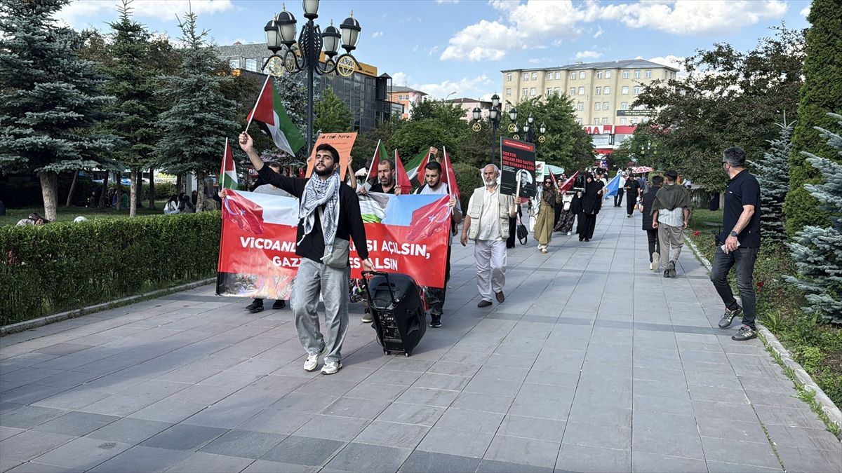 Erzurum'da sağlıkçılar Gazze için sessiz yürüyüşlerini 140. haftada sürdürdü