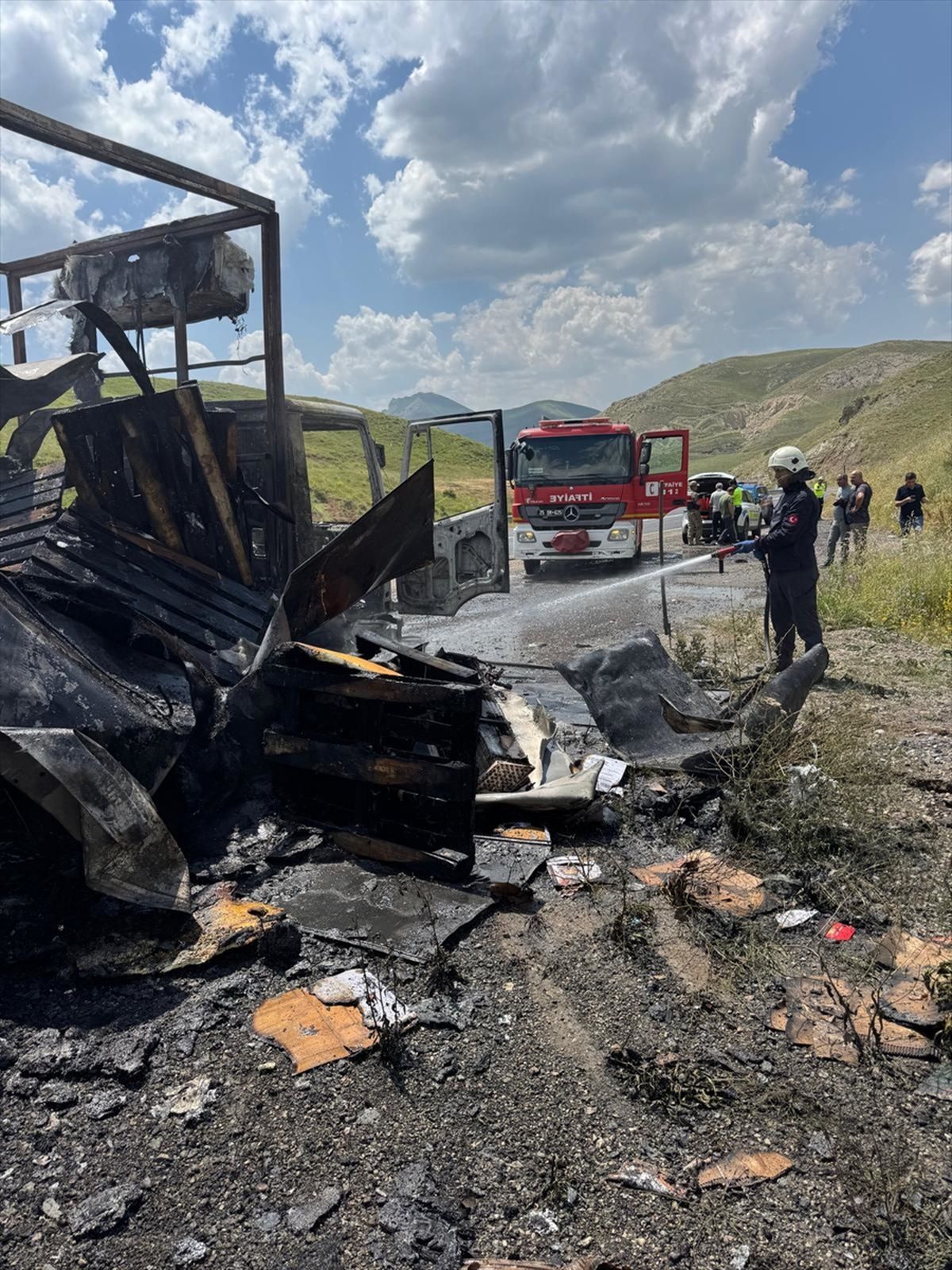 Erzurum'da seyir halindeyken yangın çıkan kamyon kullanılamaz hale geldi
