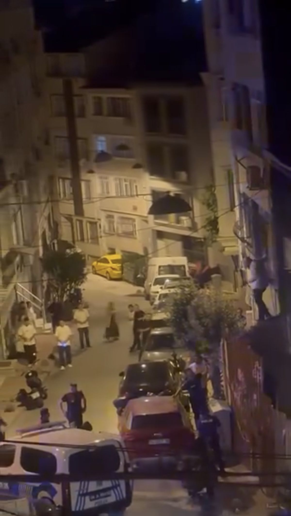 Eski sevgilisinin evine tırmanan şahıs camı yumrukladı