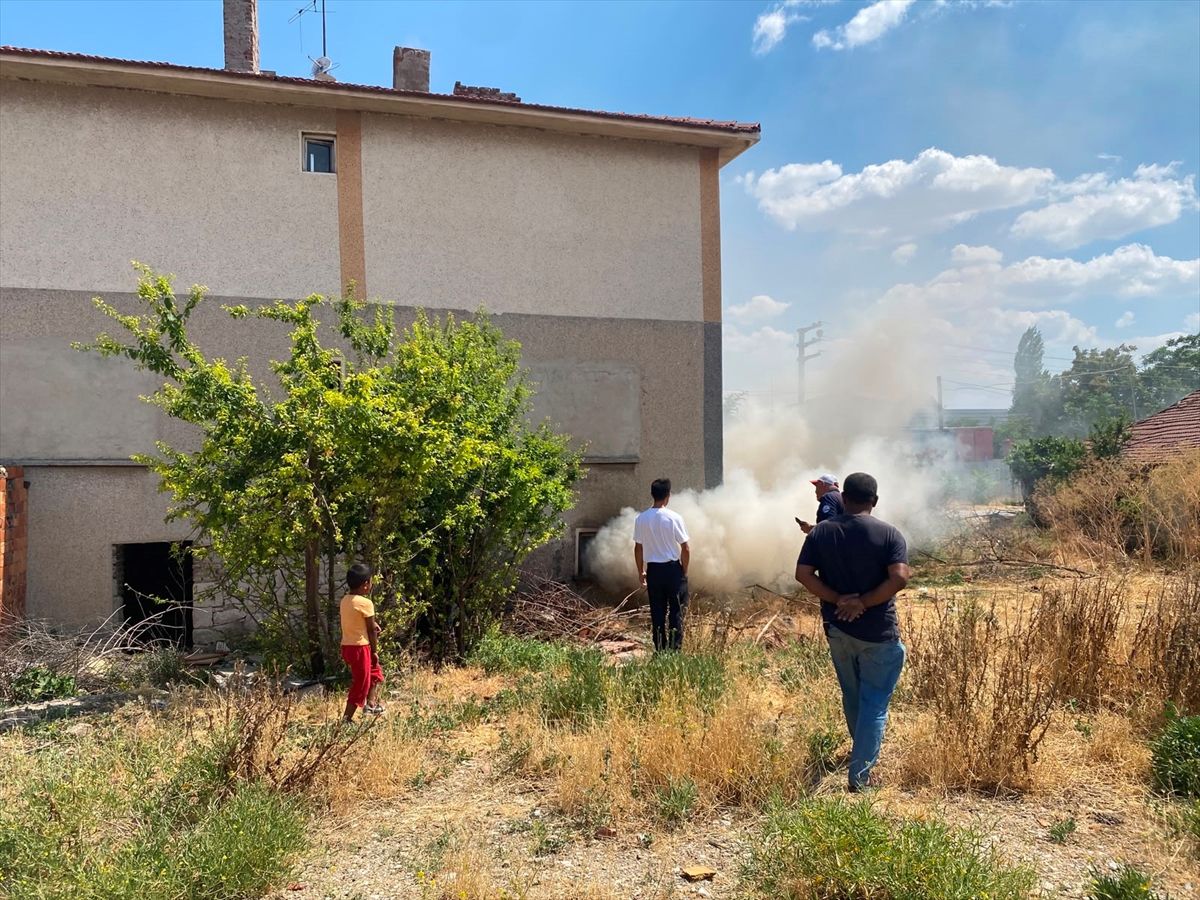 Eskişehir'de müstakil evin bodrumunda çıkan yangına müdahale eden itfaiye ekipleri