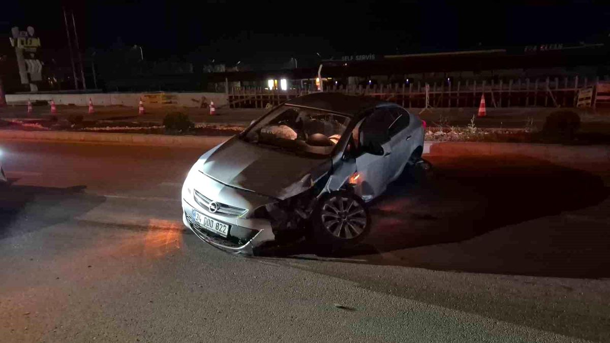 Eskişehir'de alkollü sürücünün kullandığı otomobil orta refüjdeki tabelayı devirdi