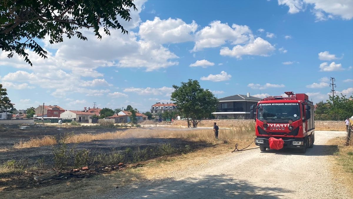 Eskişehir'de çalılık alanda çıkan yangına ilişkin 2 zanlı yakalandı