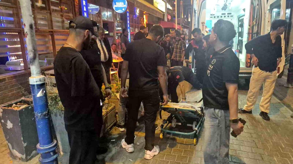 Eskişehir'de Barlar Sokağı'nda bıçaklı kavga sonrası polis incelemesi.