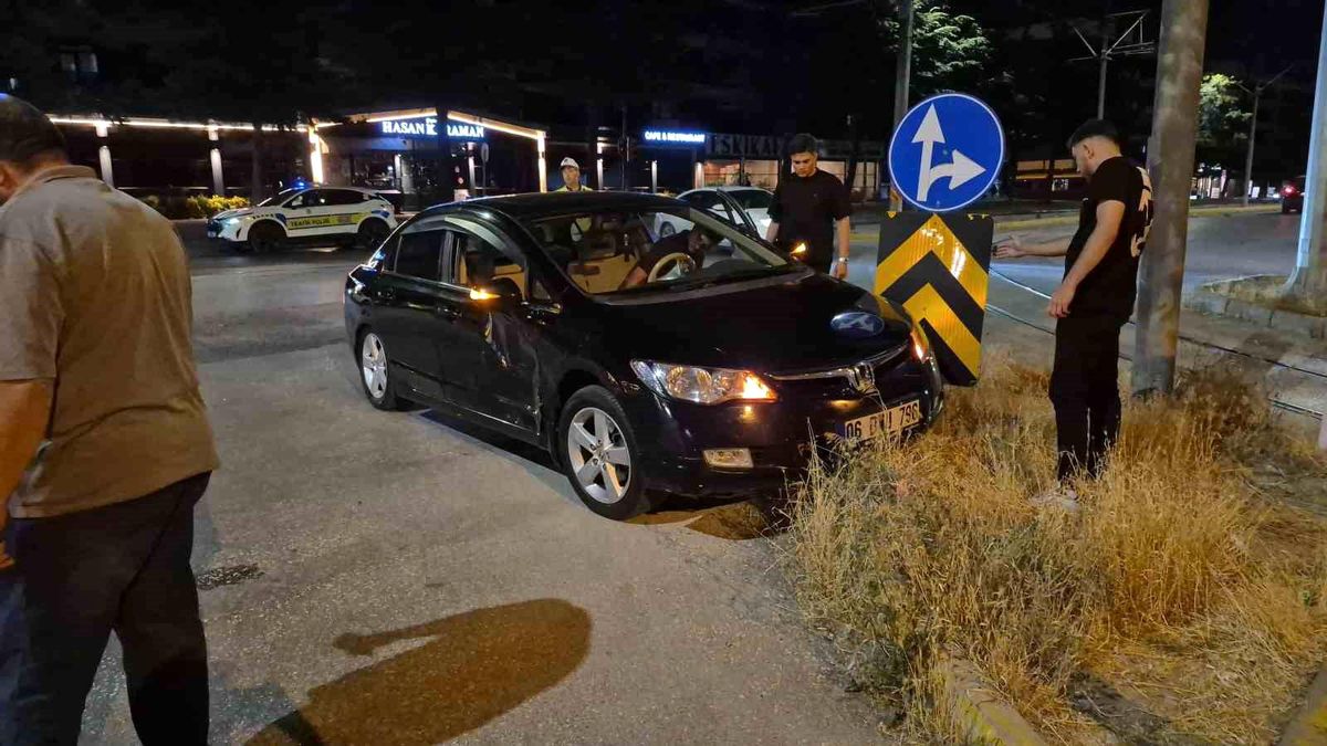 Eskişehir'de otomobil ve ticari taksinin karıştığı trafik kazası sonrası hasar gören araçlar.