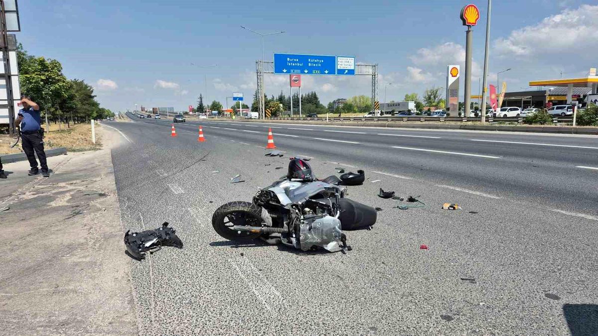 Eskişehir'de otomobile arkadan çarpan motosikletli yaralandı