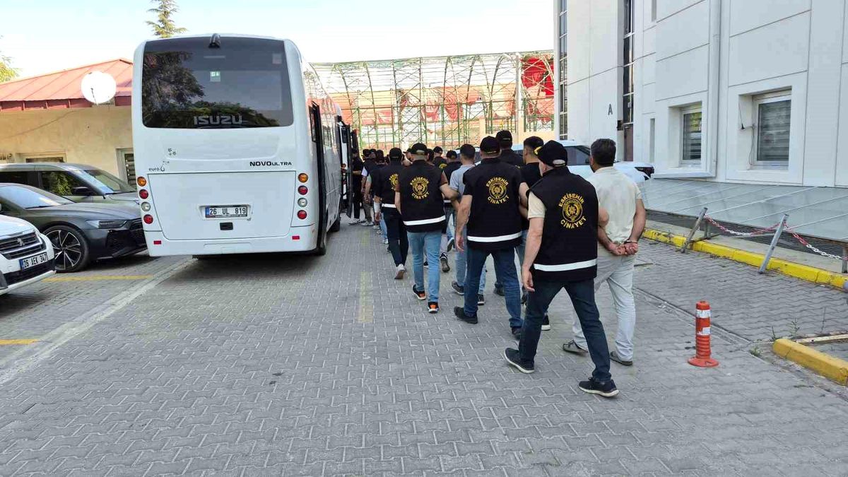 Eskişehir'deki kavgada yaralanan polis memuru ve 6 kişiyle ilgili 18 şüpheli adliyeye sevk edildi