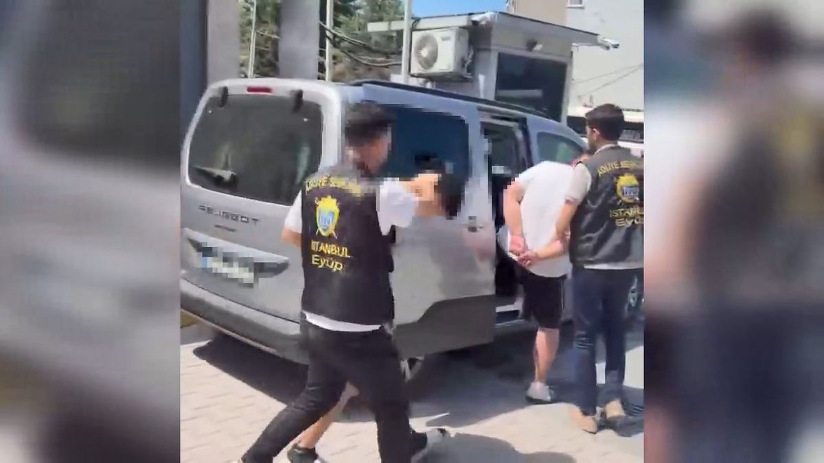 Eyüpsultan'da bir markete silahlı saldırı sonrası polis incelemesi.
