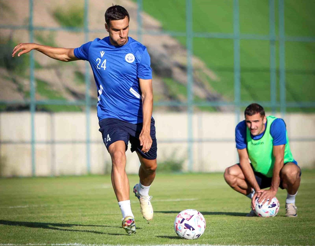 FC Dinamo Batumi futbol takımı oyuncuları sahada antrenman yaparken