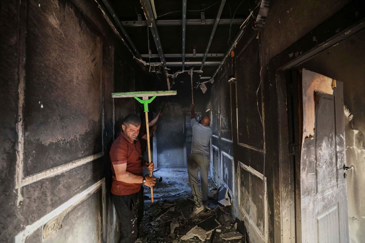 Filistin topraklarını gasbeden İsrailliler Nablus'ta bir evi ateşe verdi