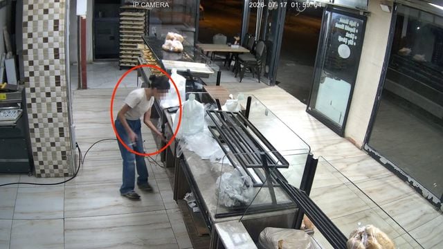 Suspects leaving the bakery