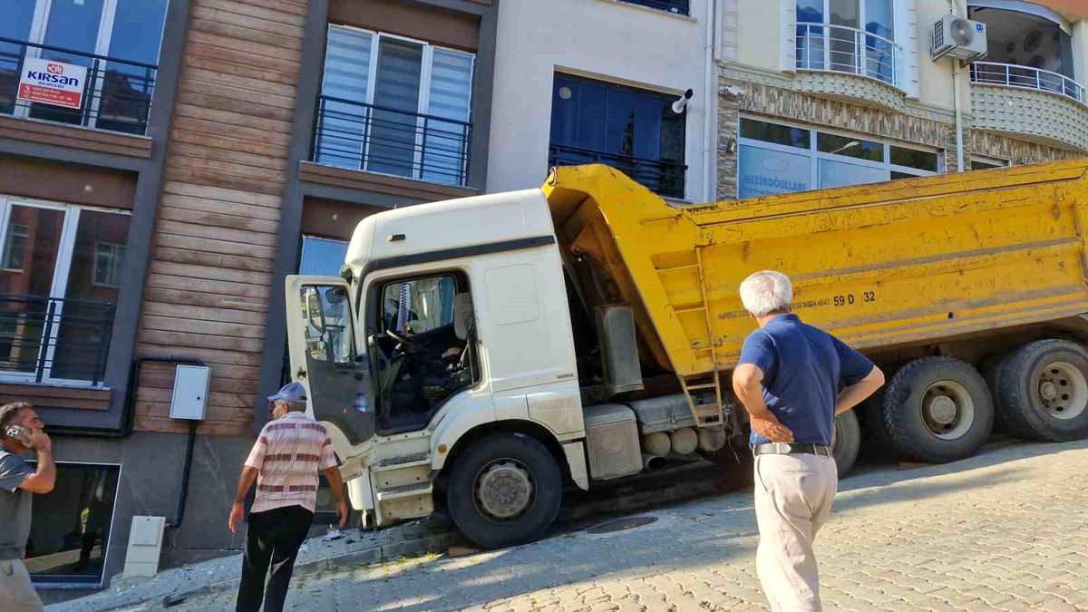 Tekirdağ'da freni boşalan kamyonun bir eve çarptığı kaza.